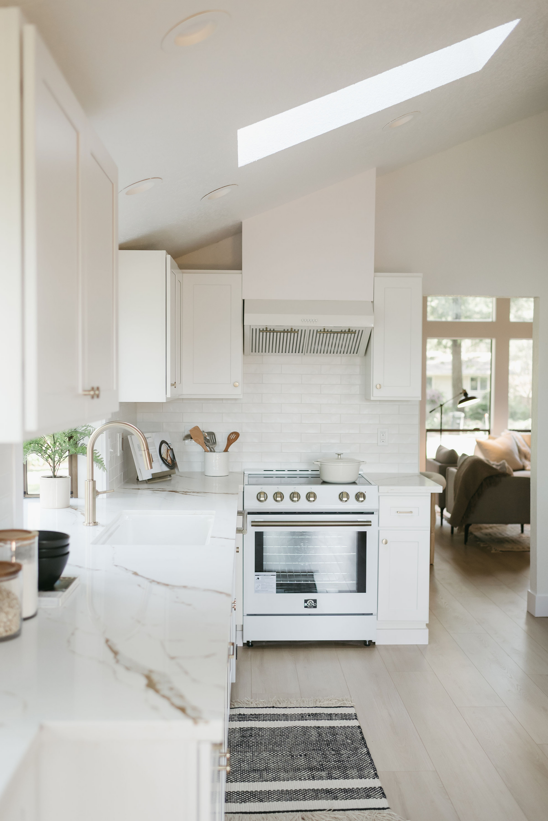 forno-bari-30-inch-under-cabinet-range-hood-400-cfm-white-with-antique-brass-handles-model-frhuc5255-30wht