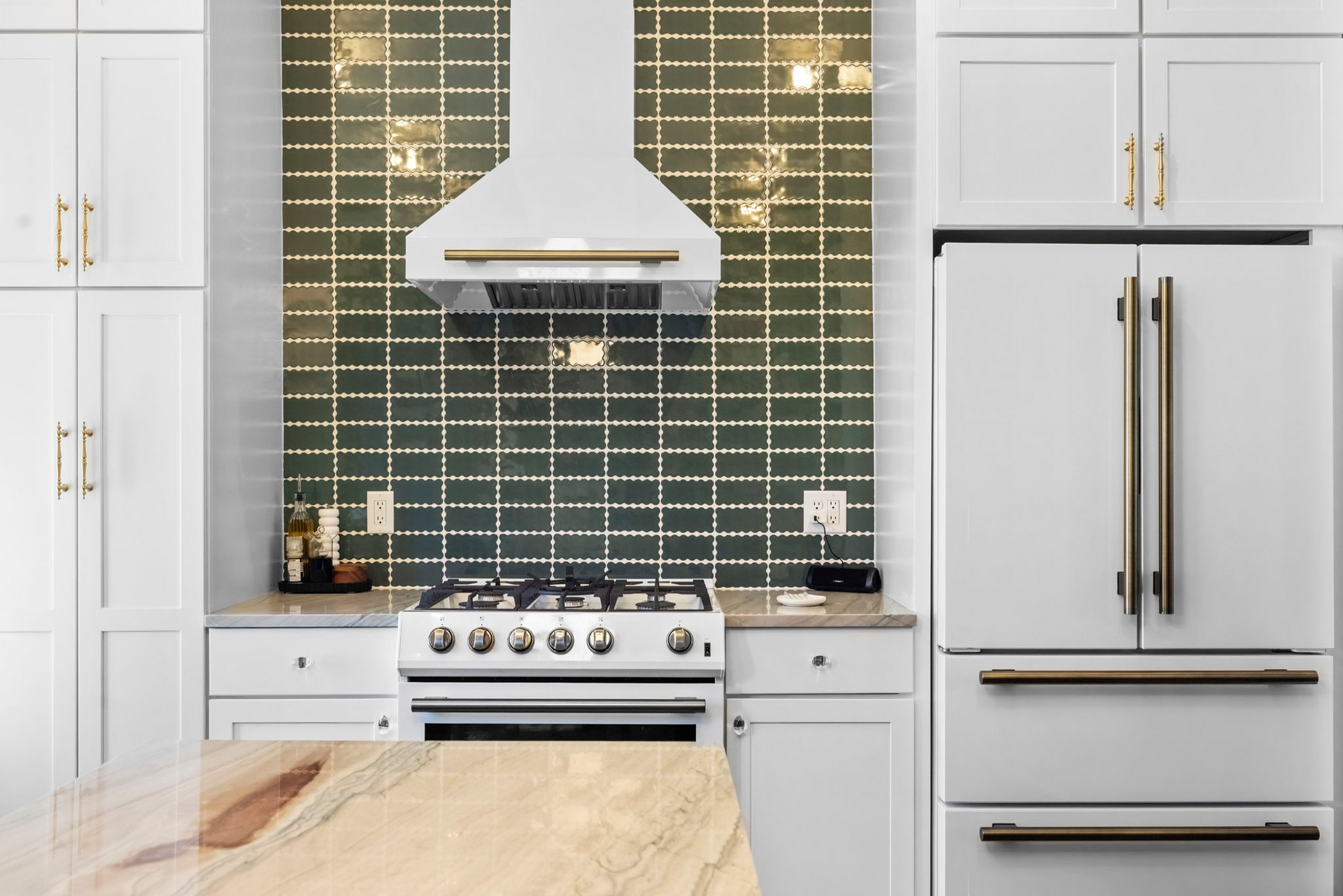 forno-aria-30-inch-wall-mount-convertible-range-hood-600-cfm-white-with-antique-brass-accents-model-frhwm5095-30wht